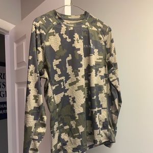 Men’s KUIU base layer hunting shirt! Medium!